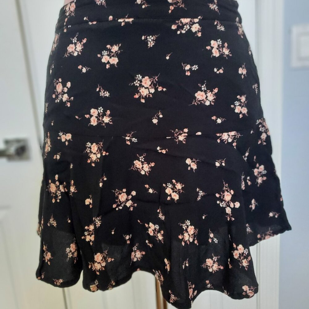 NWOT FLORAL RUFFLE SKORT - Picture 6 of 15